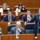 El presidente de la Junta de Castilla y León, Alfonso Fernández Mañueco (d), en la sesión plenaria del parlamento autonómico. NACHO GALLEGO