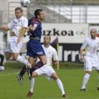 Mateo Roskam, en el centro, trata de zafarse de dos defensas del Eibar en el estadio de Ipurúa. El p