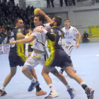 El central Joao protagoniza una acción durante el partido.