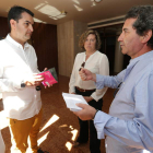 María Antonia Gancedo entre una técnico, Javier García Bueso y Miguel Ángel Varela.
