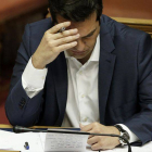 El primer ministro griego Alexis Tsipras repasa unas notas en el Parlamento.