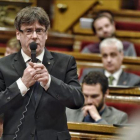 El presidente de la Generalitat, Carles Puigdemont, en la sesión de control en el Parlament.