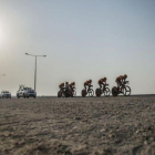El equipo CCC atraviesa el desierto durante la contarreloj por escuadras del Mundial de Doha.