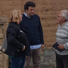 Carmen Oláiz y Manuel García charlan con un vecino de Villanueva. DL