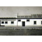 El apeadero de Riego, en 1951. Disponía de despacho de billetes, zona de pasajeros y vivienda.