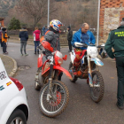 Los motoristas que encontraron el cuerpo llegan a La Seca con la noticia. PLANILLO