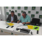 Narciso Prieto (Caja Rural) y Ángel Rivero (Lucha Leonesa) firman el convenio de colaboración. J. NOTARIO