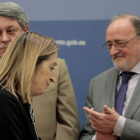 Ana Pastor; el secretario general del sector aéreo de CC.OO., José Antonio Herráez Jiménez, y Gregorio Tudela, tras firmarse el acuerdo.