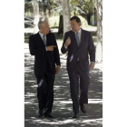 Rajoy y Monti caminan por el Palacio de la Moncloa.