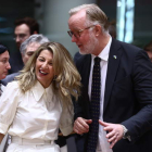 Yolanda Díaz conversa entre risas con el ministro de Empleo sueco, Johan Pehrson, ayer en Bruselas. STEFANY LECOC