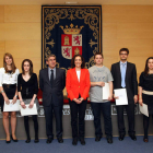 Imagen de familia de la presidenta de las Cortes con los becados y el director de la Fundación Villalar.