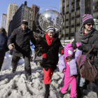 Peatones por las calles nevadas de Nueva York.