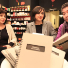 Ester Folgueral, Sara R. Gallardo y Miguel Ángel Varela, ayer en la tetería Kokoro.