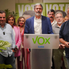 La candidatura de Vox en León, ayer tras conocerse que pierden su diputado. J. NOTARIO