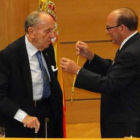 Manuel Fraga Iribarne recibió ayer la medalla de manos del alcalde de Benuza, Rafael Blanco.
