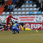 Berrocal se lleva de cabeza el balón ante un contrario.