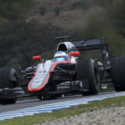 El piloto español del equipo McLaren Honda, Fernando Alonso, rodando.