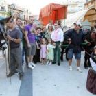 Arrieros, burros, carretas y curiosos, en la plaza Mayor, donde se celebró un filandón.