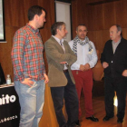 El alcalde de Bembibre (izq.), con expertos en minerales.