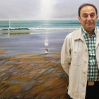 El artista Félix de Agüero posa ante una de las pinturas que forman parte de la exposición que muestra en León.
