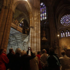 Imagen de archivo de un grupo de turistas en el interior de la Catedral de León.