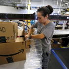 Una empleada de Amazon prepara un pedido del Black Friday en Estados Unidos.