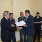 Uno de los condecorados en el momento de recibir su reconocimiento