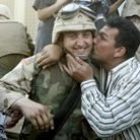 Un iraquí besa a un marine después de que los tanques norteamericanos llegaran al centro de Bagdad.