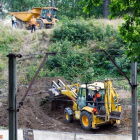 Un tractor durante el primer día de excavaciones para verificar la existencia de un supuesto tren nazi lleno de oro enterrado en el suroeste de Polonia, el 16 de agosto.
