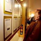 La alcaldesa de Mansilla observa la muestra centenaria del Diario