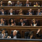 La bancada del PP aplaude a Mariano Rajoy tras su réplica al portavoz del PSOE, Antonio Hernando.
