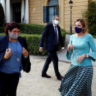 Torra con Forcadell y Bassa, ambas en tercer grado, al salir del Palau de Pedralbes. TONI ALBIR