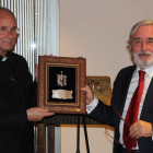 El obispo, Camilo Lorenzo, entrega una placa al pregonero, Ángel María Fidalgo.