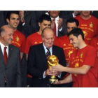 Del Bosque e Iker Casillas comparten el trofeo con el rey.
