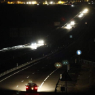 La luz de los focos de los coches es la única que ilumina de noche la ronda sur de León.