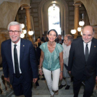 La ministra de Industria y Turismo, Reyes Maroto, acompañada del alcalde de Tarragona, Josep Félix Ballesteros (i), y del subdelegado del Gobierno, Joan Sabaté.
