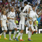 Los jugadores del Real Madrid celebran el tanto logrado por Karim Benzemá.