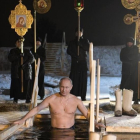 El presidente ruso, Vladimir Putin, se sumerge en aguas heladas para celebrar la Epifanía, rito religioso ortodoxo.