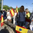 Numerosas españolas acudieron a vitorear al rey. RODRIGO JIMÉNEZ