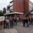Los empleados de Antibióticos, ayer a las puertas de la fábrica, antes de la asamblea.