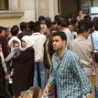 Inmigrantes y empresarios esperaron ayer horas para poder entregar los documentos de regularización