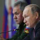 El presidente ruso, Vladimir Putin, y el ministro de Defensa, Serguei Shoig, en una reunion del Consejo Ministerial de Defensa ruso.