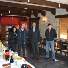 Los responsables municipales y de la junta vecinal, en la inauguración del centro sociocultural.