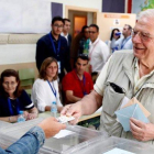 Josep Borrell vota en un colegio electoral de Valdemorillo, Madrid.