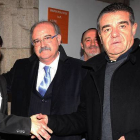 Samuel Folgueral, Emilio Cubelos e Ismael Álvarez en el momento de sellar la moción de censura en Ponferrada.