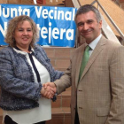 La presidenta de la Junta Vecinal y el vicerrector de estudiantes, estrechándose las manos.