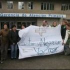 Miembros de la Junta de Personal, la semana pasada protestando ante la Gerencia de Atención Primaria