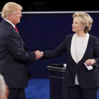 Donald Trump y Hillary Clinton se saludan antes de su segundo debate electoral, el último nueve de octubre en Misuri.