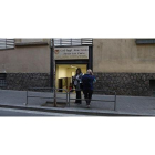 Un hombre borra a las ocho de la mañana las pintadas aparecidas en el colegio de los Maristas de Sants-Les Corts.