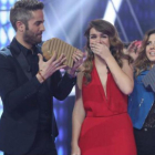 Amaia, emocionada, recibe el trofeo de ganadora de OT.